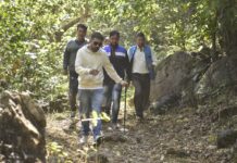 डीएम ने नापी 22 किलोमीटर की दूरी पैदल, पैदल मार्ग पर पड़ने वाले गांवों के ग्रामीणों की सुनी समस्याएं