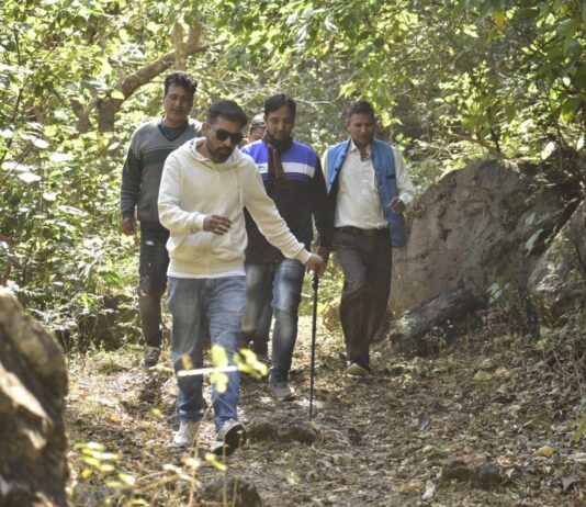 डीएम ने नापी 22 किलोमीटर की दूरी पैदल, पैदल मार्ग पर पड़ने वाले गांवों के ग्रामीणों की सुनी समस्याएं