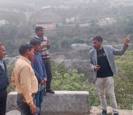 जिलाधिकारी पौड़ी देवप्रयाग में प्रस्तावित ट्राइडेंट त्रिशूल पार्क के निर्माण के लिए चिन्हित स्थलों का निरीक्षण किया