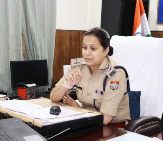 कार्य में लापरवाही बरतने पर एसएसपी ने जनपद के पुलिस क्षेत्राधिकारियों के पेशकारों को लगाई फटकार