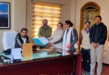 थली व ढांडरी गांव की आवासीय व कृषि क्षेत्र से होकर गुजरने वाली बिजली की हाईवोल्टेज लाइन की सर्वे बदलने की जिला प्रशासन से ग्रामीणों ने उठाई मांग