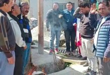 गैस के दाम बढ़ाने पर कांग्रेस ने केंद्र सरकार का पुतला फूंका, जिला अध्यक्ष विनोद नेगी के नेतृत्व में कांग्रेसियों ने जिला मुख्यालय में किया प्रदर्शन