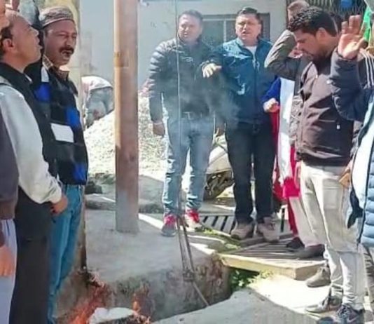 गैस के दाम बढ़ाने पर कांग्रेस ने केंद्र सरकार का पुतला फूंका, जिला अध्यक्ष विनोद नेगी के नेतृत्व में कांग्रेसियों ने जिला मुख्यालय में किया प्रदर्शन