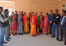 घरों में गंदा पानी आने से आक्रोशित पौड़ी गांव की महिलाओं ने कलेक्ट्रेट पहुंचे डीएम को सौंपा ज्ञापन