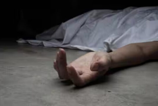 पत्नी की गला घोटकर हत्या कर पति फरार