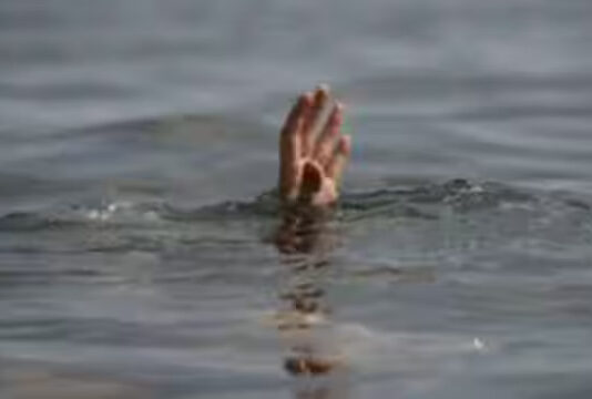 दोस्त के साथ गंगा में नहाने गया युवक डूबा, तलाश जारी