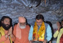 सीएम धामी ने टपकेश्वर महादेव मंदिर में की पूजा-अर्चना