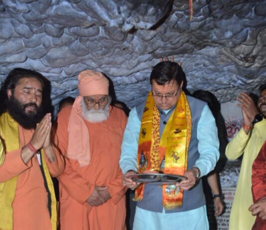 सीएम धामी ने टपकेश्वर महादेव मंदिर में की पूजा-अर्चना