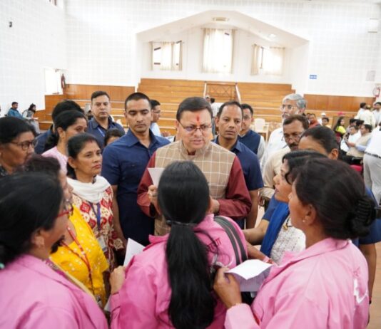 मुख्यमंत्री ने सुनी जन समस्याएं,अधिकारियों को दिये शीघ्र समाधान के निर्देश