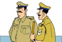 फरार आरोपी के घर कुर्की की कार्रवाई, घर का सामान किया जब्त