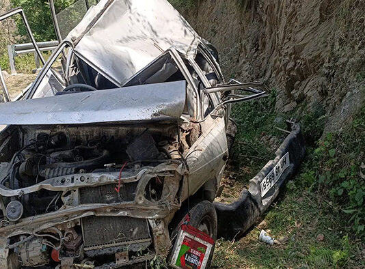 कार दुर्घटनाग्रस्त होने से पांच गभीर