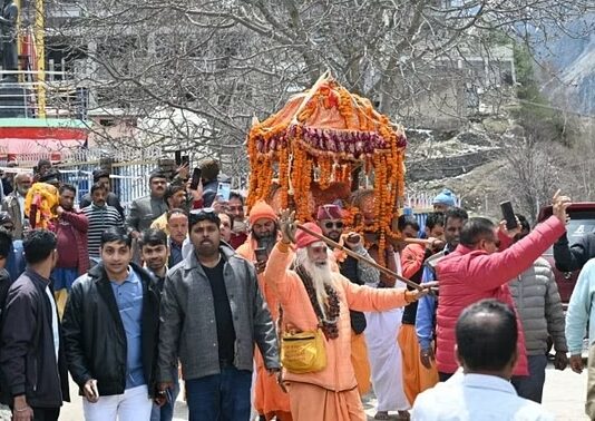 बद्रीनाथ धाम पहुंची देव डोलियाँ, कल श्रद्धालुओं के लिए खुलेंगे कपाट