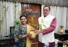 मुख्यमंत्री धामी से भेंट करने पहुंची प्रसिद्ध भजन हर-हर शंभू की गायिका