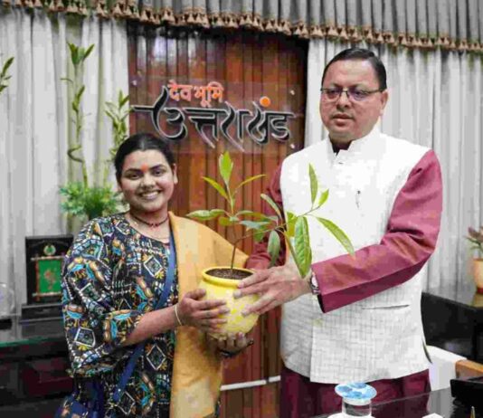 मुख्यमंत्री धामी से भेंट करने पहुंची प्रसिद्ध भजन हर-हर शंभू की गायिका