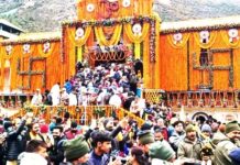 भू-बैकुंठ बदरीनाथ धाम के कपाट खुले, हेलीकाॅप्टर से हुई पुष्पवर्षा