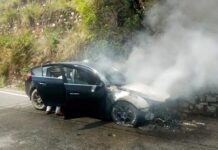 कार में अचानक लगी आग, सवारियों की बाल-बाल बची जान