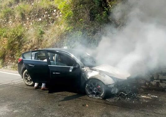 कार में अचानक लगी आग, सवारियों की बाल-बाल बची जान