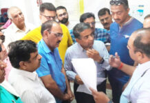 व्यापारियों का इंडियन बैंक पर प्रदर्शन, मैनेजर का किया घेराव