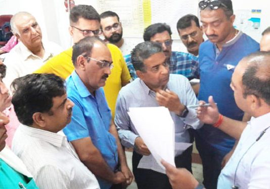व्यापारियों का इंडियन बैंक पर प्रदर्शन, मैनेजर का किया घेराव