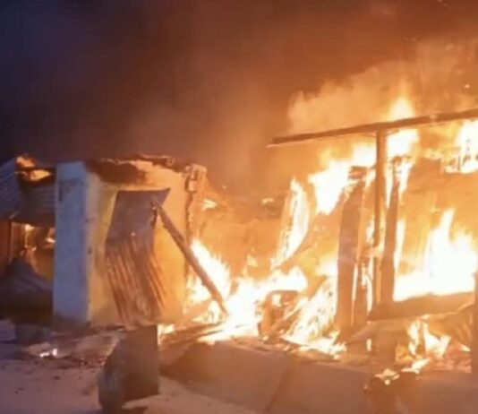 चार दुकानों में लगी आग,सारा सामान खाक