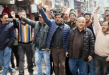 टैक्स के विरोध में व्यापारियों ने निकाला जुलूस