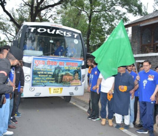 सीएम धामी ने केदारनाथ धाम के सेवादार सदस्यों के दल के वाहनों का किया फ्लैग ऑफ