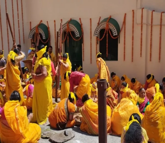 बदरीनाथ धाम में गाडू घड़ा रस्म हुई पूरी, महारानी के साथ महिलाओं ने पिरोया तिलों का तेल