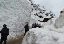 केदारनाथ धाम के पैदल मार्ग पर दो से ढाई फीट बर्फ जमी, नहीं डगमगाई श्रद्धालुओं की आस्था