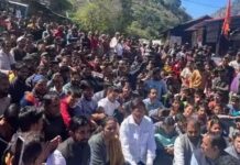 त्यूणी अग्निकांडः प्रीतम सिंह लोगों के साथ धरने पर बैठे