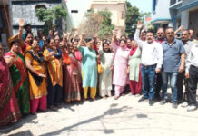 सडकें बदहाल, लोगों ने प्रदर्शन कर दी आन्दोलन की चेतावनी