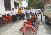 जिलाधिकारी ने विभिन्न विभागों को 34 व्हील चेयर का किया वितरण