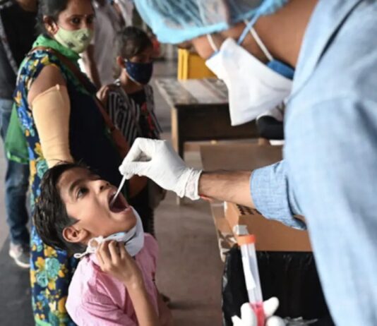 कोविड के बड़े मामले, वैक्सीन की पड़ी कमी