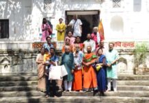 अभिनेता संजय मिश्रा ने परिवार समेत की माँ गंगा की पूजा-अर्चना