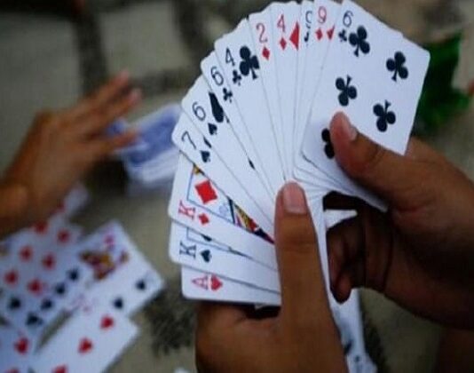 हजारों की रकम और ताश की गड्डी के साथ दो जुआरी गिरफ्तार