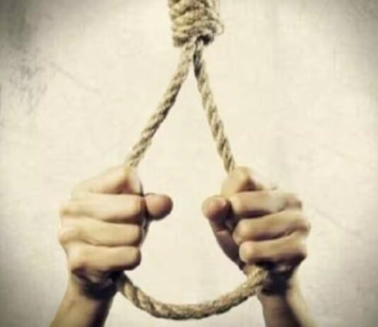 वन विभाग कर्मचारी आवास के सामने महिला ने लगाई फांसी