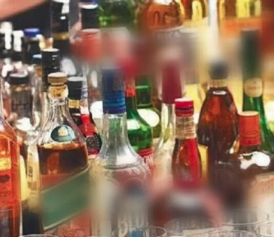 आबकारी विभाग की छापेमारी में एक दर्जन पेटी अवैध शराब बरामद