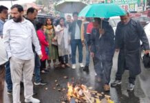 उक्रांद ने किया मंत्री अग्रवाल का पुतला दहन,