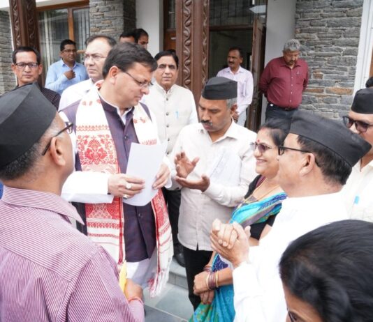 मुलाकात का समय समाप्त होने के बाद भी, वापस लौट आंदोलनकारी मंच को सुनने आये धामी