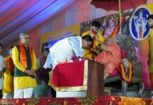 राम कथा में शामिल हुए सीएम धामी, जगत गुरु स्वामी का लिया आशीर्वाद