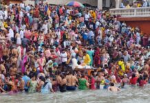 गंगा दशहरा पर श्रद्धालुओं ने लगाई अस्था की डूबकी
