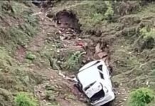 खाई में गिरी कार्यक्रम से लौट रही कार, एक की मौत, पांच घायल