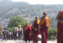 विश्व शांति के लिए तिब्बती समुदाय ने की नगर परिक्रमा