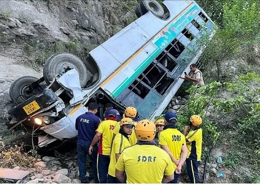 बस खाई में गिरी, दो की मौत,40 चोटिल
