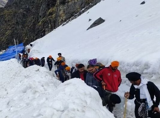 हिमखंड मार्ग पर आने से दो घंटे रोकी गयी हेमकुंड यात्रा
