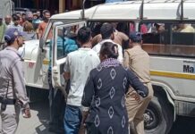 गार्ड ने मैनेजर पर पेट्रोल छिड़कर लगाई आग