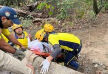 डीजल टैंकर खाई में गिरने से चालक की मौत, एक गंभीर