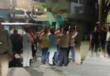 देर रात रास्ता रोकने को लेकर दो समुदायों के बीच टकराव