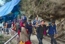 तेज बारिश के चलते केदारधाम यात्रियों को रोका,बारिश और बर्फबारी ने बढ़ाई ठंड