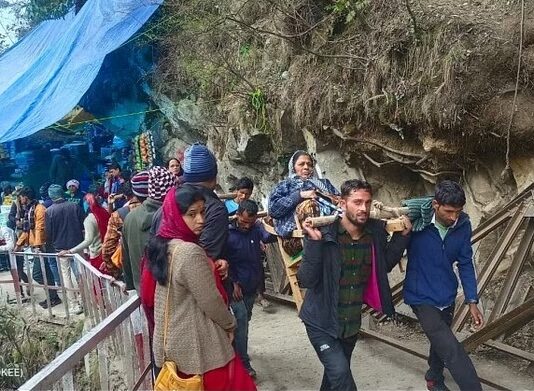 तेज बारिश के चलते केदारधाम यात्रियों को रोका,बारिश और बर्फबारी ने बढ़ाई ठंड