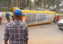 अनियंत्रित होकर सड़क पर पलटी स्कूल बस,बाल-बाल बचे शिक्षक